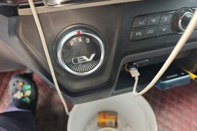 Used SAIC MAXUS EV30 2022 Pure-Electric Smart Logistics Expert with Long Wheelbase Guoxuan Gear Lever