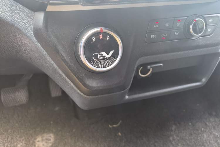 Used SAIC MAXUS EV30 2022 Pure Electric Smart Logistics Expert with Short Wheelbase Guoxuan Gear Lever