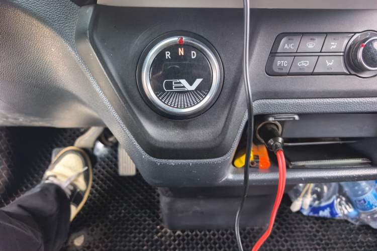 Used SAIC MAXUS EV30 2022 Pure-Electric Smart Logistics Expert with Long Wheelbase Guoxuan Gear Lever