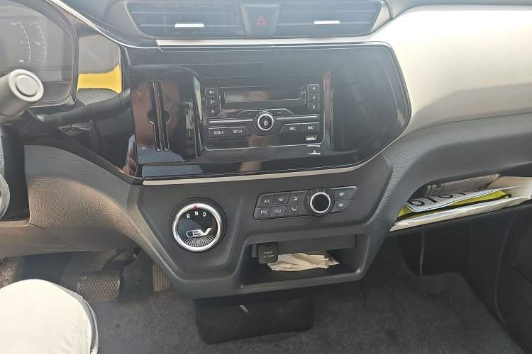 Used SAIC MAXUS EV30 2022 Pure-Electric Smart Logistics Expert with Long Wheelbase Guoxuan Interior 5