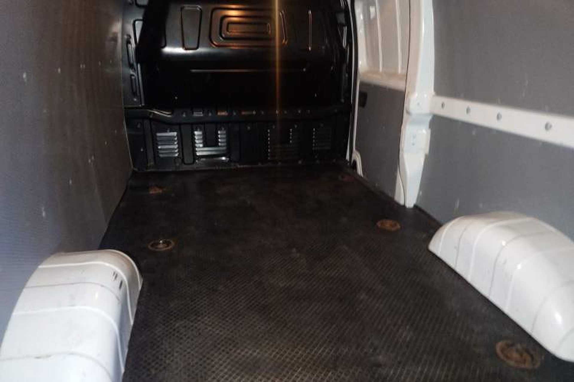 Used SAIC MAXUS EV30 2022 Pure-Electric Smart Logistics Expert with Long Wheelbase Guoxuan Left Rear Seat