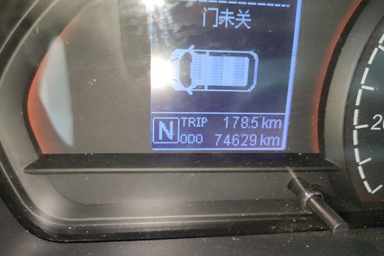 Used SAIC MAXUS EV30 2022 Pure-Electric Smart Logistics Expert with Long Wheelbase Guoxuan Odometer Close Up