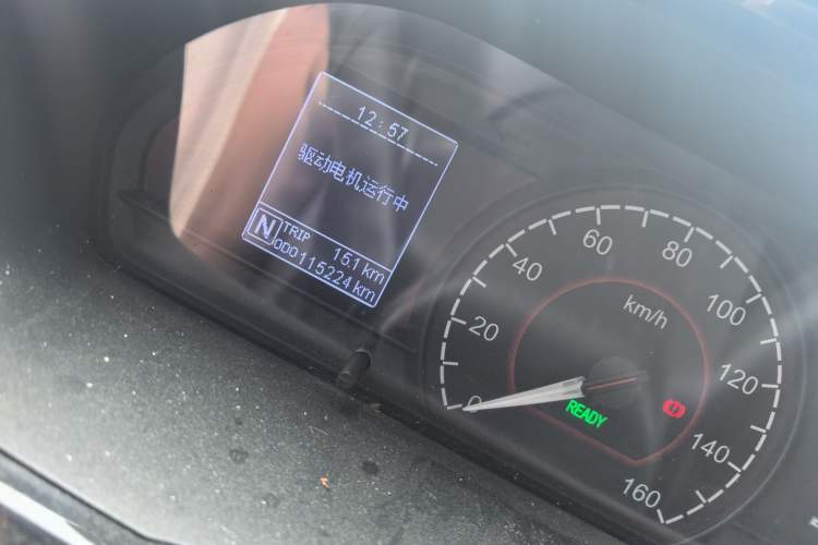 Used SAIC MAXUS EV30 2022 Pure Electric Smart Logistics Expert with Short Wheelbase Guoxuan Odometer Close Up