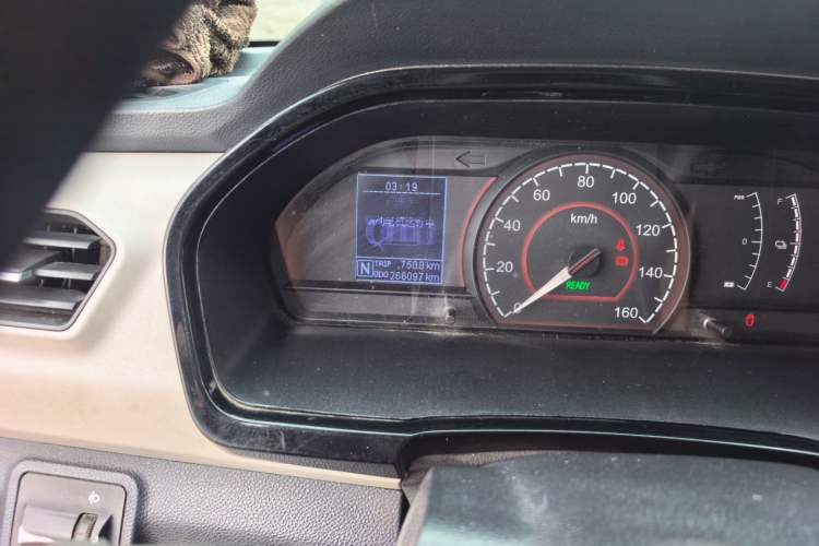 Used SAIC MAXUS EV30 2022 Pure-Electric Smart Logistics Expert with Long Wheelbase Guoxuan Odometer Close Up