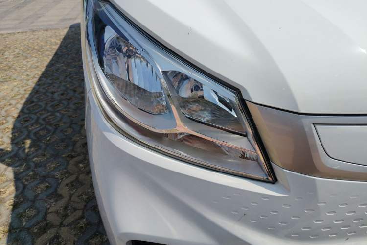 Used SAIC MAXUS EV30 2022 Pure-Electric Smart Logistics Expert with Long Wheelbase Guoxuan Right Front Headlight