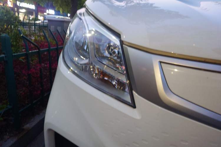 Used SAIC MAXUS EV30 2022 Pure-Electric Smart Logistics Expert with Long Wheelbase Guoxuan Right Front Headlight