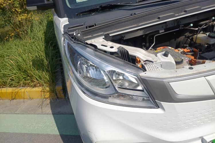 Used SAIC MAXUS EV30 2022 Pure Electric Smart Logistics Expert with Short Wheelbase Guoxuan Right Front Headlight