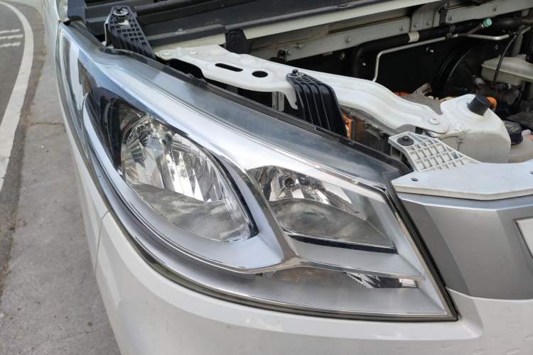 Used SAIC MAXUS EV30 2022 Pure-Electric Smart Logistics Expert with Long Wheelbase Guoxuan Right Front Headlight