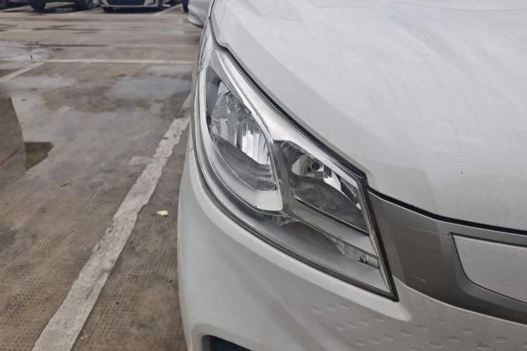 Used SAIC MAXUS EV30 2022 Pure-Electric Smart Logistics Expert with Long Wheelbase Guoxuan Right Front Headlight