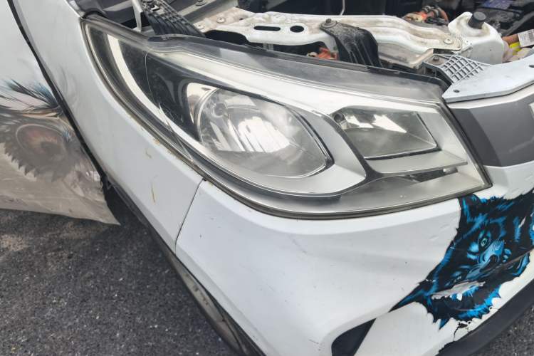Used SAIC MAXUS EV30 2022 Pure Electric Smart Logistics Expert with Short Wheelbase Guoxuan Right Front Headlight