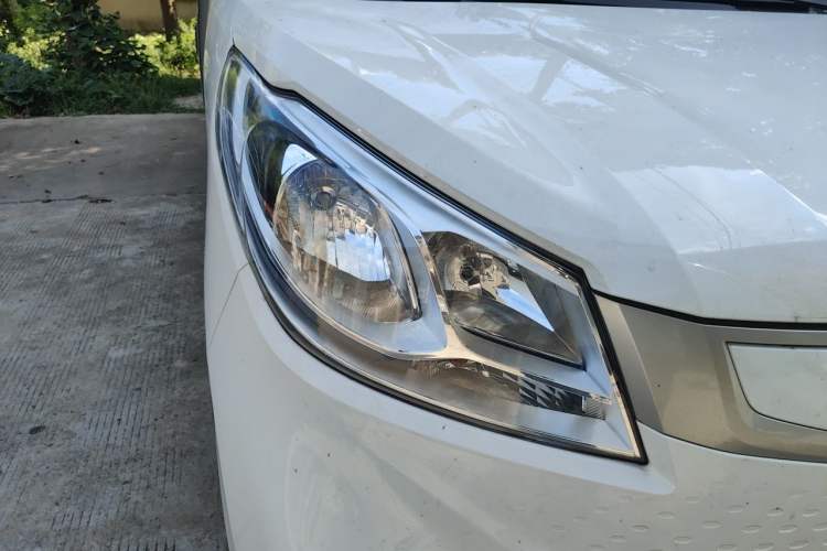 Used SAIC MAXUS EV30 2022 Pure-Electric Smart Logistics Expert with Long Wheelbase Guoxuan Right Front Headlight