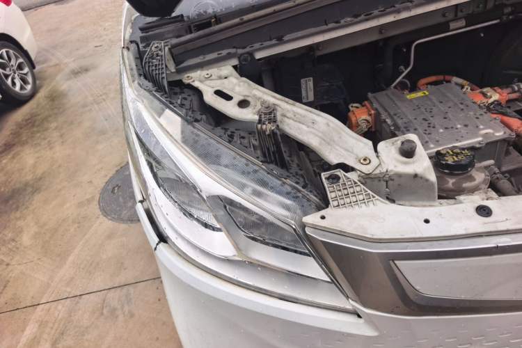 Used SAIC MAXUS EV30 2022 Pure-Electric Smart Logistics Expert with Long Wheelbase Guoxuan Right Front Headlight