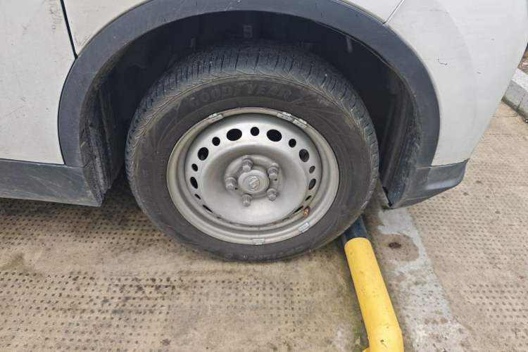 Used SAIC MAXUS EV30 2022 Pure-Electric Smart Logistics Expert with Long Wheelbase Guoxuan Right Front Wheel Hub