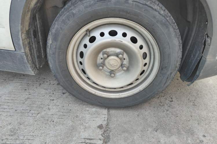 Used SAIC MAXUS EV30 2022 Pure-Electric Smart Logistics Expert with Long Wheelbase Guoxuan Right Front Wheel Hub