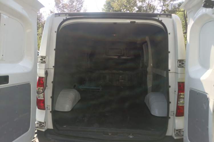 Used SAIC MAXUS EV30 2022 Pure Electric Smart Logistics Expert with Short Wheelbase Guoxuan Trunk