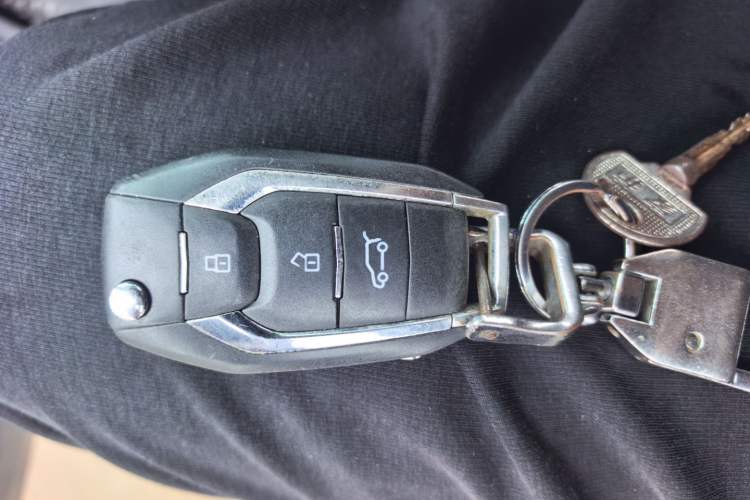 Used SAIC MAXUS EV30 2022 Pure-Electric Smart Logistics Expert with Long Wheelbase Guoxuan Vehicle Key