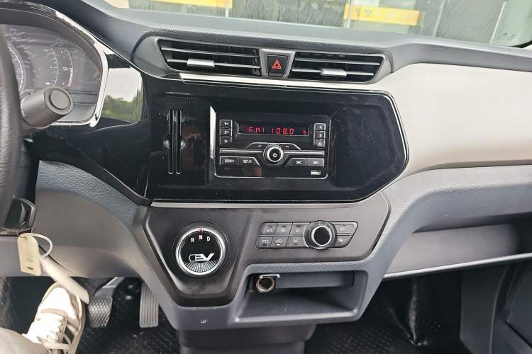 Used SAIC MAXUS EV30 2023 Pure-Electric Smart Logistics Expert with Long Wheelbase Guoxuan Audio And AC Panel