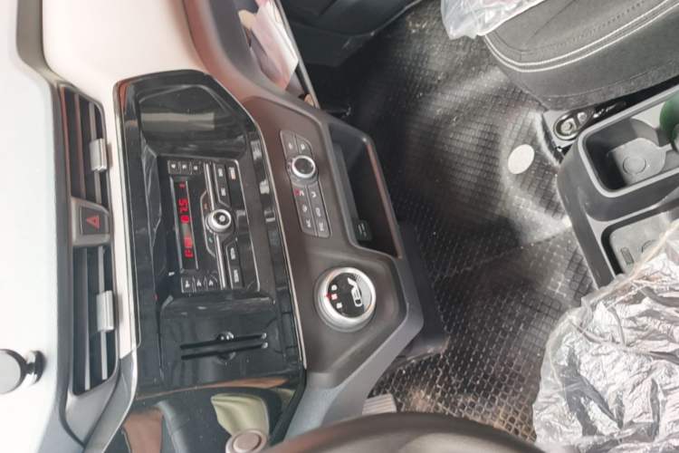 Used SAIC MAXUS EV30 2023 Pure-Electric Smart Logistics Expert with Long Wheelbase—Equipped with CATL Power Battery Audio And AC Panel