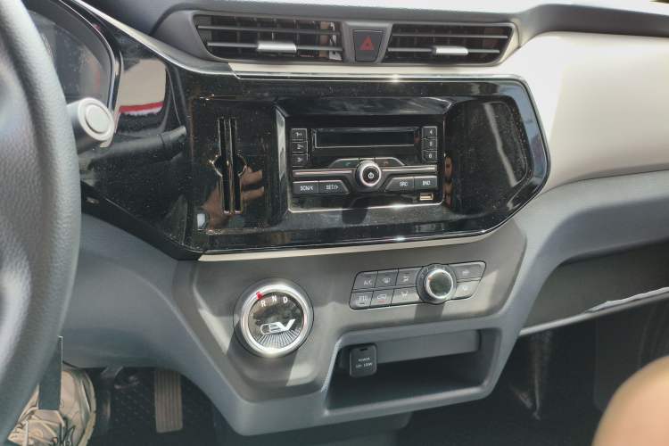 Used SAIC MAXUS EV30 2023 Pure-Electric Smart Logistics Expert with Long Wheelbase Guoxuan Audio And AC Panel