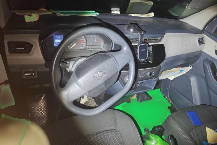 Used SAIC MAXUS EV30 2023 Pure-Electric Smart Logistics Expert with Long Wheelbase—Equipped with CATL Power Battery Center Console