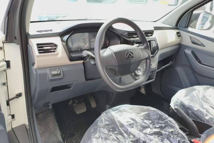 Used SAIC MAXUS EV30 2023 Pure-Electric Smart Logistics Expert with Long Wheelbase Guoxuan Center Console