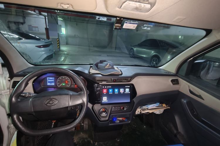 Used SAIC MAXUS EV30 2023 Pure-Electric Smart Logistics Expert with Long Wheelbase—Equipped with CATL Power Battery Center Console