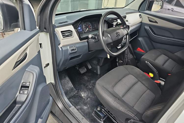 Used SAIC MAXUS EV30 2023 Pure-Electric Smart Logistics Expert with Long Wheelbase Guoxuan Driver Seat