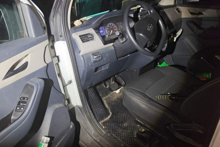 Used SAIC MAXUS EV30 2023 Pure-Electric Smart Logistics Expert with Long Wheelbase—Equipped with CATL Power Battery Driver Seat