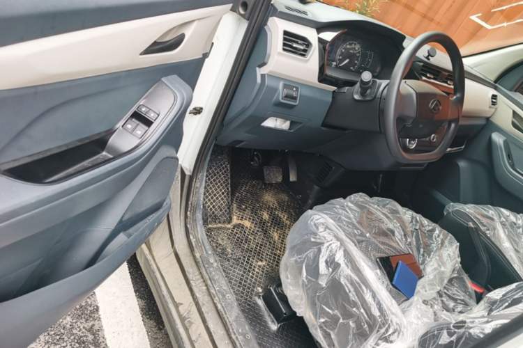 Used SAIC MAXUS EV30 2023 Pure-Electric Smart Logistics Expert with Long Wheelbase—Equipped with CATL Power Battery Driver Seat
