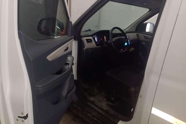 Used SAIC MAXUS EV30 2023 Pure-Electric Smart Logistics Expert with Long Wheelbase Guoxuan Driver Seat