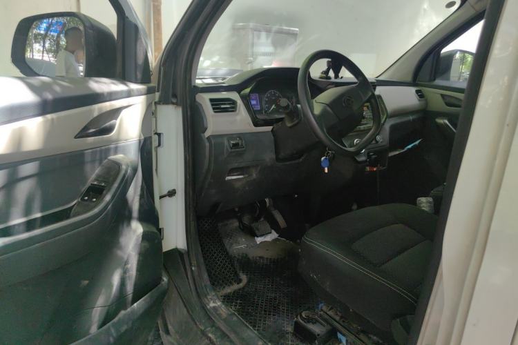 Used SAIC MAXUS EV30 2023 Pure-Electric Smart Logistics Expert with Long Wheelbase—Equipped with CATL Power Battery Driver Seat