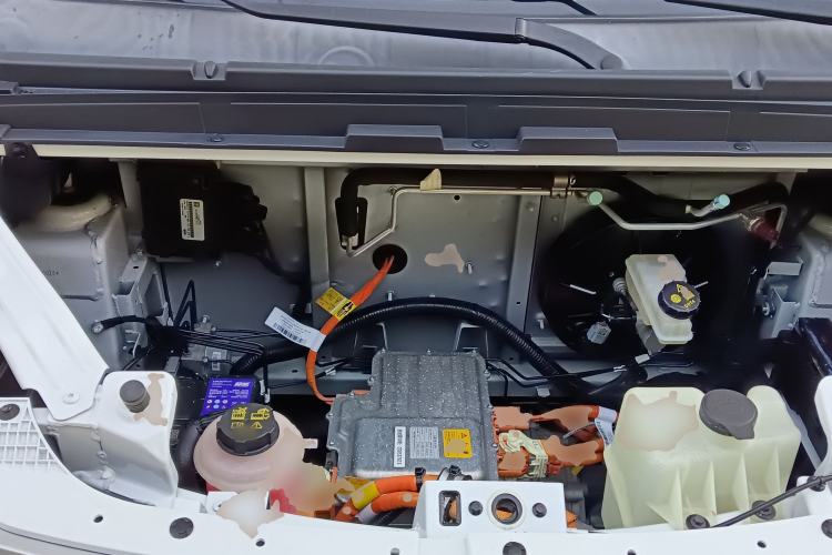 Used SAIC MAXUS EV30 2023 Pure-Electric Smart Logistics Expert with Long Wheelbase Guoxuan Engine Bay