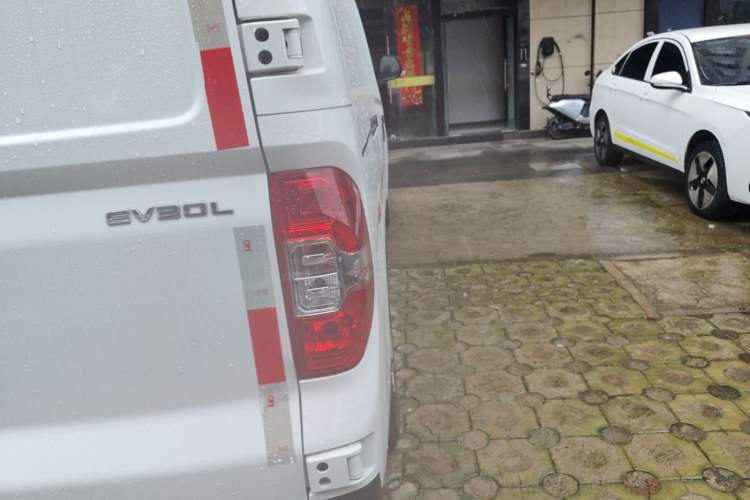 Used SAIC MAXUS EV30 2023 Pure-Electric Smart Logistics Expert with Long Wheelbase Guoxuan Exterior 3