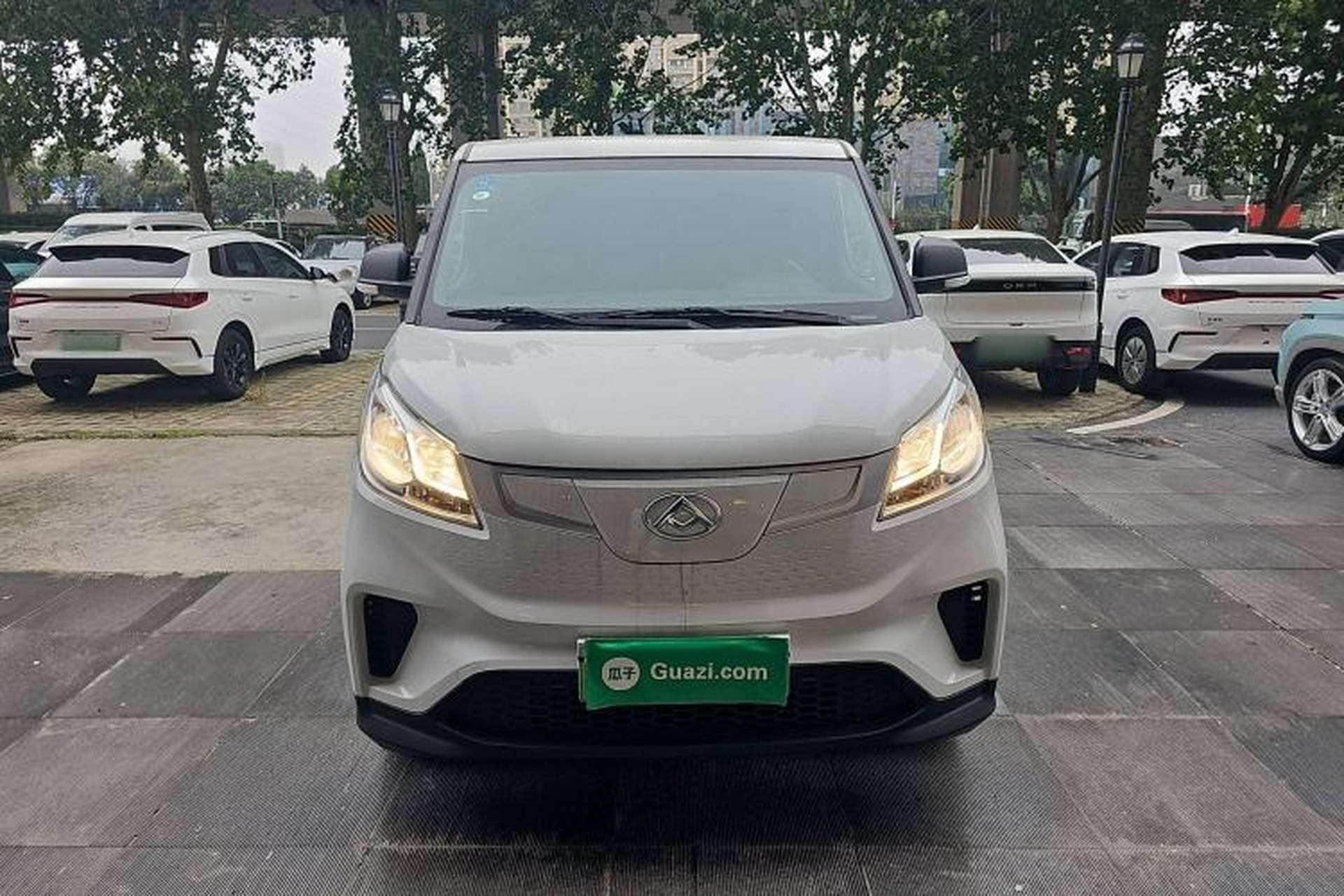 Used SAIC MAXUS EV30 2023 Pure-Electric Smart Logistics Expert with Long Wheelbase Guoxuan Front