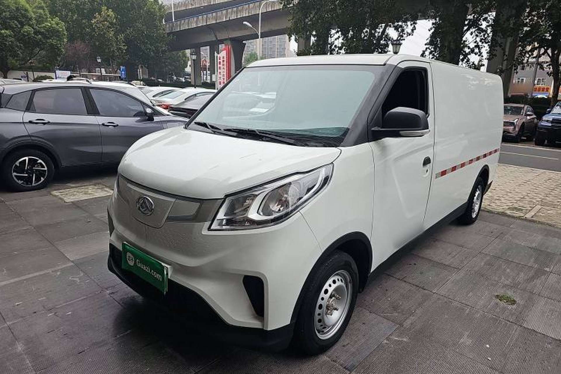 Used SAIC MAXUS EV30 2023 Pure-Electric Smart Logistics Expert with Long Wheelbase Guoxuan Front Left 45 Deg