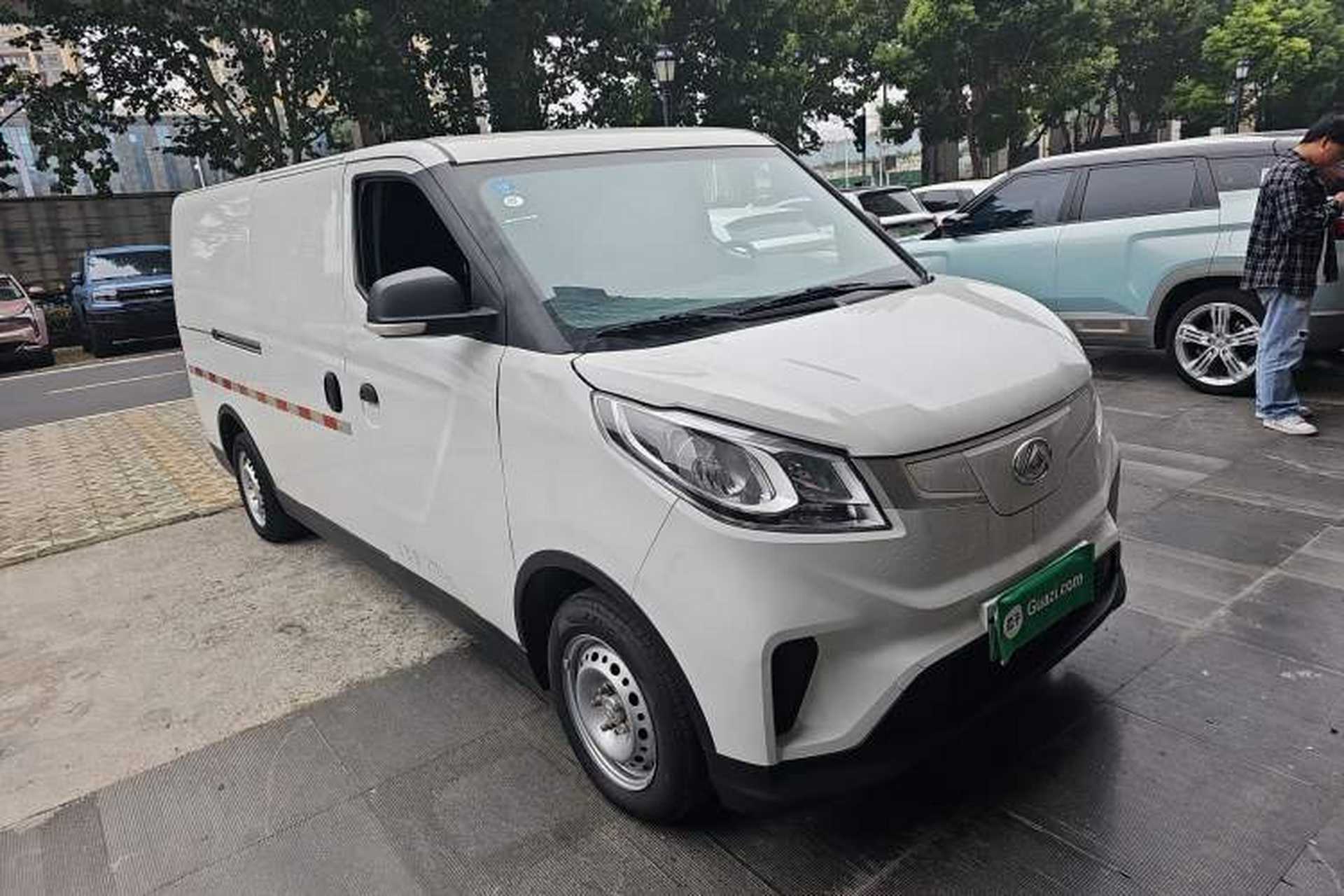 Used SAIC MAXUS EV30 2023 Pure-Electric Smart Logistics Expert with Long Wheelbase Guoxuan Front Right 45 Deg