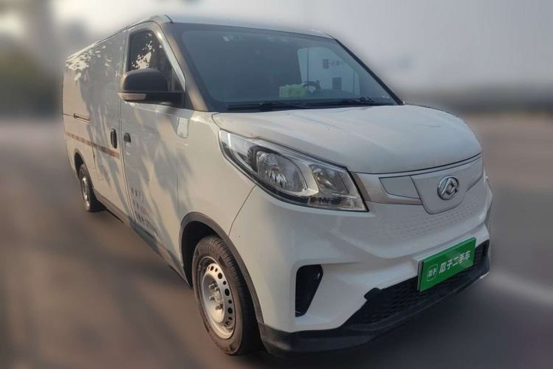 Used SAIC MAXUS EV30 2023 Pure-Electric Smart Logistics Expert with Long Wheelbase—Equipped with CATL Power Battery Front Right 45 Deg