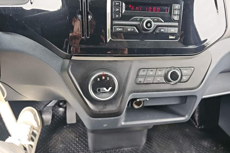 Used SAIC MAXUS EV30 2023 Pure-Electric Smart Logistics Expert with Long Wheelbase Guoxuan Gear Lever