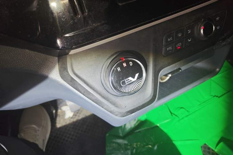 Used SAIC MAXUS EV30 2023 Pure-Electric Smart Logistics Expert with Long Wheelbase—Equipped with CATL Power Battery Gear Lever