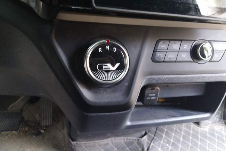 Used SAIC MAXUS EV30 2023 Pure-Electric Smart Logistics Expert with Long Wheelbase Guoxuan Gear Lever