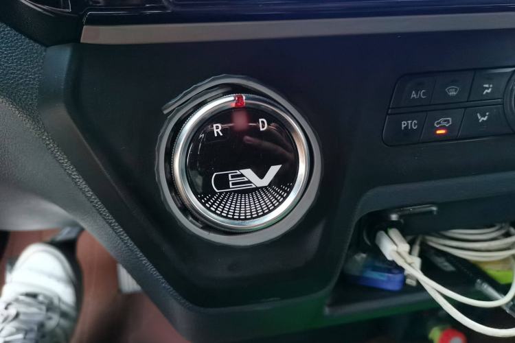 Used SAIC MAXUS EV30 2023 Pure-Electric Smart Logistics Expert with Long Wheelbase—Equipped with CATL Power Battery Gear Lever