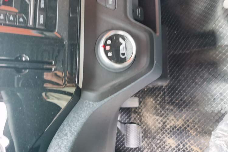 Used SAIC MAXUS EV30 2023 Pure-Electric Smart Logistics Expert with Long Wheelbase—Equipped with CATL Power Battery Gear Lever