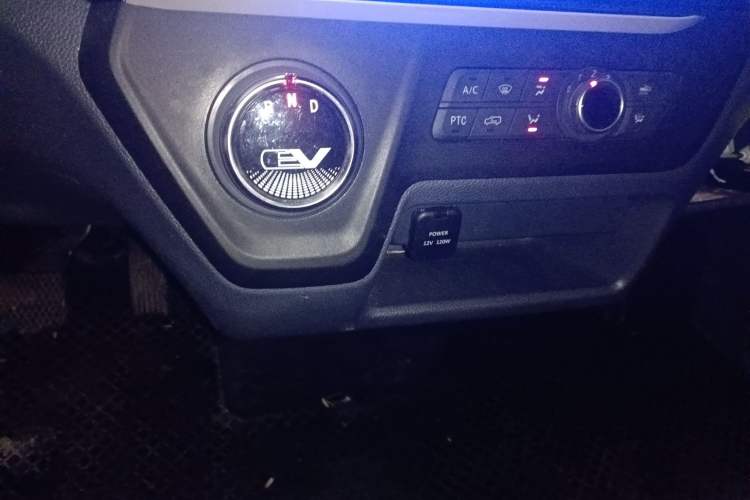 Used SAIC MAXUS EV30 2023 Pure-Electric Smart Logistics Expert with Long Wheelbase Guoxuan Gear Lever