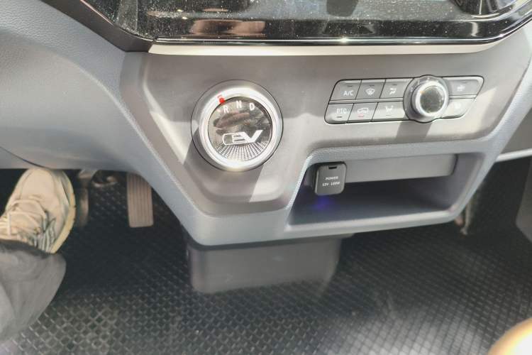 Used SAIC MAXUS EV30 2023 Pure-Electric Smart Logistics Expert with Long Wheelbase Guoxuan Gear Lever