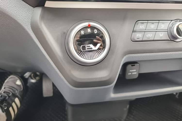 Used SAIC MAXUS EV30 2023 Pure-Electric Smart Logistics Expert with Long Wheelbase Guoxuan Gear Lever