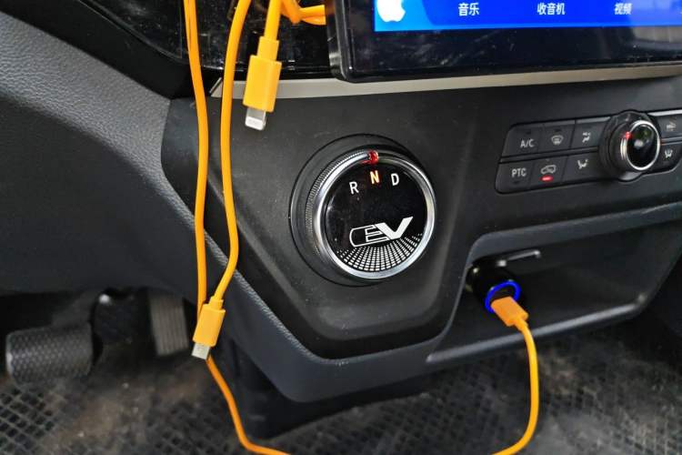 Used SAIC MAXUS EV30 2023 Pure-Electric Smart Logistics Expert with Long Wheelbase Guoxuan Gear Lever
