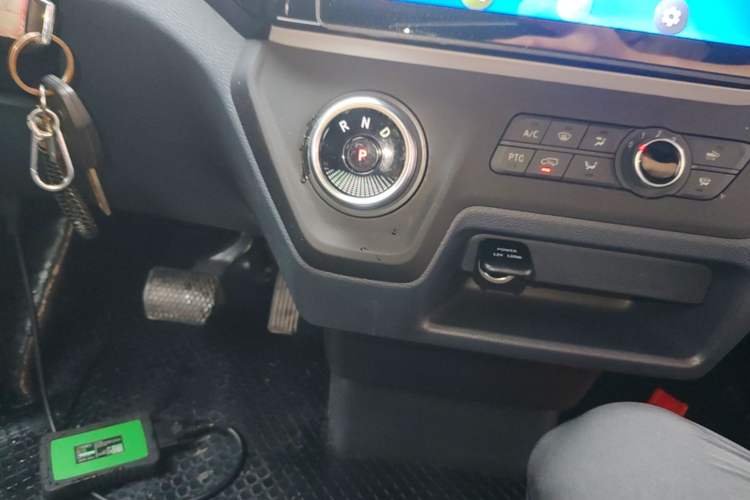 Used SAIC MAXUS EV30 2023 Pure-Electric Smart Logistics Expert with Long Wheelbase Guoxuan Gear Lever