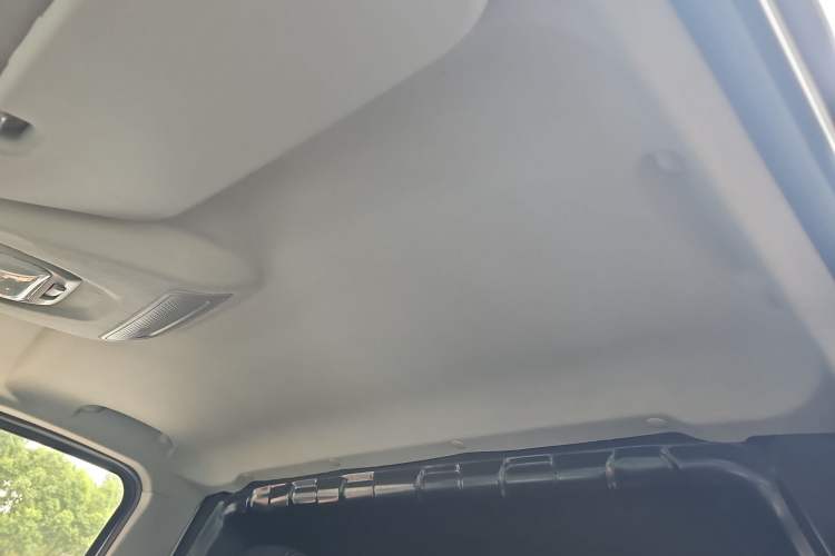 Used SAIC MAXUS EV30 2023 Pure-Electric Smart Logistics Expert with Long Wheelbase Guoxuan Headliner