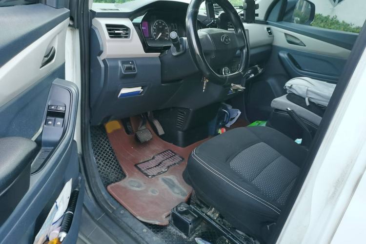 Used SAIC MAXUS EV30 2023 Pure-Electric Smart Logistics Expert with Long Wheelbase—Equipped with CATL Power Battery Interior 3