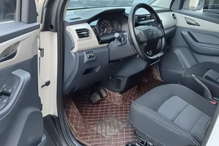 Used SAIC MAXUS EV30 2023 Pure-Electric Smart Logistics Expert with Long Wheelbase Guoxuan Interior 3
